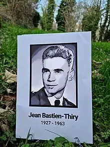 Portrait de Jean Bastien-Thiry posé dans le fossé aux fusillés, bastion ouest du Fort d'Ivry