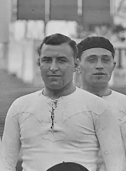 Jean Bergalet en 1928, avec Fernand Taillantou au second plan. Photo de l'équipe première de la Section paloise prise par l'Agence Rol au Stade de Colombes le 07-10-28