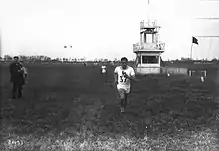 Photographie noir et blanc d'un homme en train de courir.