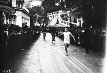 photographie noir et blanc d'un coureur à pied.
