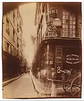 Bas-relief à l'angle des rues de Jouy et d'une ancienne partie de la rue des Nonnains-d'Hyères, devenue rue de Fourcy, vers 1900 (photographie d'Eugène Atget).