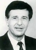 Portrait noir et blanc d'un homme en costard-cravate.
