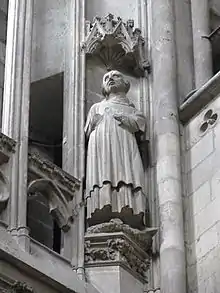 Photo : une statue (supposée) de Jean Gorren située dans une niche. Les mains ont été cassées.