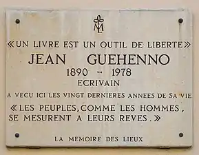 Plaque en hommage à Jean Guéhenno aux nos 35-37, qui y a vécu vingt ans.