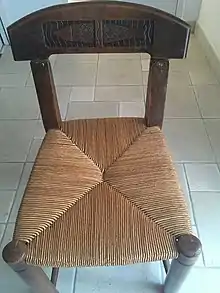 Assise paillée d'une chaise de bois.