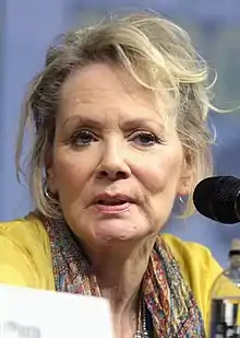Jean Smart interprète Helen Fahey.