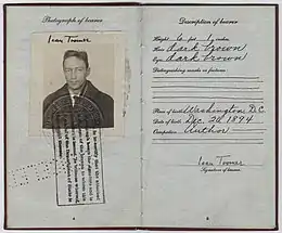 Passeport avec photographie d'identité à gauche et description à droite.