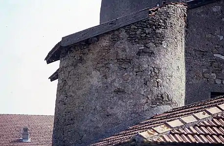 Tour de flanquement à l'arrière.