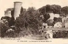 Une ligne de chemin de fer secondaire exploitée par les chemins de fer du Calvados reliait la ville à Caen de 1902 à 1932.On voit ici une locomotive au pied du château.