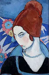Portrait féminin de profil gauche, avec carnation pâle aux reflets bleutés, cheveux roux arrangés en une coiffure haut-placée sur la tête sur fond bleu violent