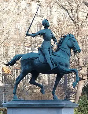 sur la place Saint-Augustin, une statue équestre réalisée par Dubois.