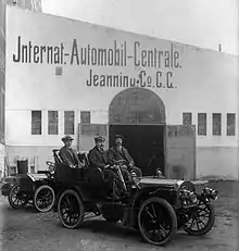 Photo de trois hommes assis dans une voiture devant les locaux de la compagnie d'Henri Jeannin.