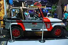 Dans le film, le personnel du parc utilise des Jeep Wrangler.