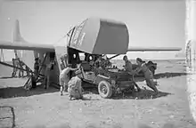 Une jeep à l'intérieur d'un planeur Waco CG-4