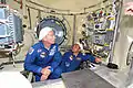 L'astronaute Jeffrey Williams et le cosmonaute Maxime Souraïev inspectent le module  Poisk