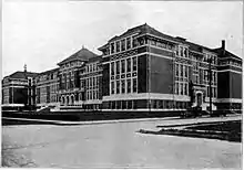 Photographie noir et blanc de la façade du lycée Jefferson.