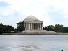 Le Jefferson Memorial, vue de l'ouest du Tidal Basin.