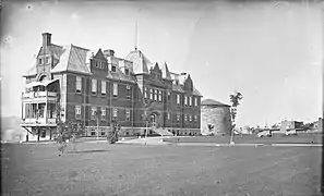 La tour no 3, à droite de l'ancien hôpital Jeffery Hale, en 1904