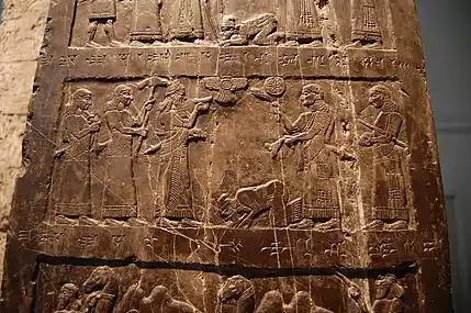 L'hypocrite Jéhu, roi d'Israël, sur l'obélisque noir de Salmanazar III, Nimrud, vers -827. Salle 6.