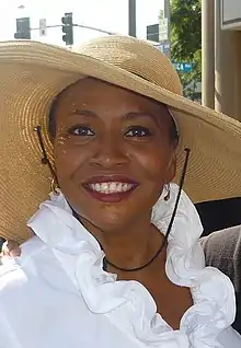 Femme noire portant un chapeau.