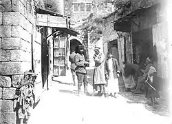 Rue de Jenine avec, au centre, un soldat ottoman, 1917.