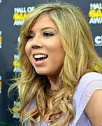 Jennette McCurdy interprète Sam.