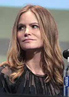 Jennifer Jason Leigh interprète Daisy Domergue, la Prisonnière.