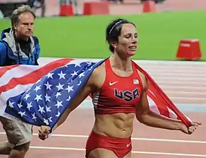 Photographie de Jennifer Suhr tenant le drapeau américain
