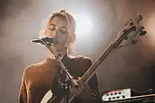 Lindberg joue avec Warpaint au Festival de Roskilde en 2017.