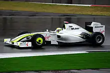 Photo de la BGP 001 de Button sous la pluie, avec des pneus pluie