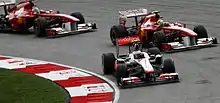 Photo de Jenson Button en lutte avec Felipe Massa et Fernando Alonso au Grand Prix de Malaisie 2011