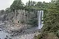 La cascade Jeongbang à marée basse