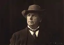 Portrait noir et blanc d'un homme avec un chapeau.