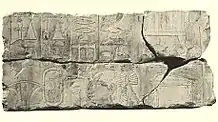 Le relief sculpté porte, en partie inférieure, la représentation de la reine Neith, de profil. Elle est coiffée d'une dépouille de vautour. La partie supérieure du fragment sculpté comporte des colonnes de hiéroglyphes.