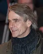 Jeremy Irons interprète Alfred Pennyworth.