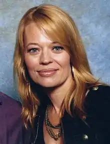 Jeri Ryan interprète Charlotte Morgan, une femme suivant la cure avec Kirsten.