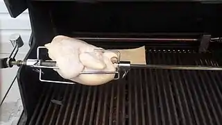 Poulet rôti préparé pour la cuisson sur un barbecue.