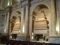 Tombeaux de Jean III de Portugal (à gauche) et de Catherine de Castille (à droite) dans la chœur de l'église.