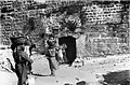 La porte des tanneurs située près de la porte des Maghrébins avant 1952 (Titre de la photo : Dung Gate - Porte du Fumier)