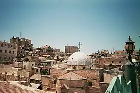L'église Saint-Jean-Baptiste de Jérusalem vue depuis le toit-terrasse d'un restaurant du Muristan.