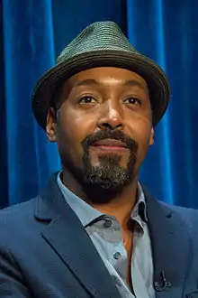 Jesse L. Martin interprète le lieutenant / capitaine Joe West