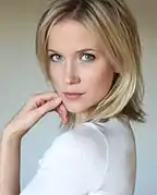 Jessy Schram interprète Rachel Seybolt / Hollis.