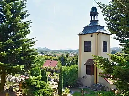 Le clocher et le cimetière de Jestřebí..