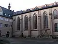 Vue du côté de l'église dans la cour du séminaire