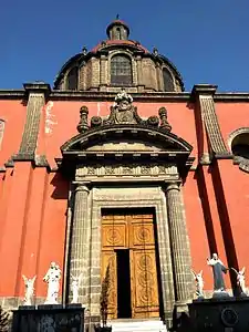 Portail et coupole de l'église de Jésus-Marie