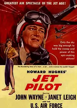 Affiche de film dessinée avec John Wayne en gros plan avec un casque de pilote et une femme sur le bas de l'affiche qui porte un pantalon fendu sur le côté