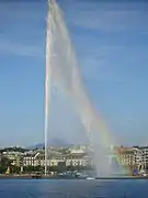 Jet d'eau avec un arc-en-ciel.