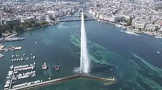 L'exutoire (en arrière plan) du lac Léman à Genève.