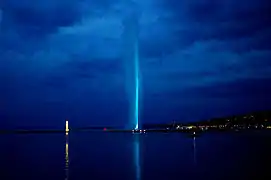 Jet d'eau éclairé d'une lumière bleue.