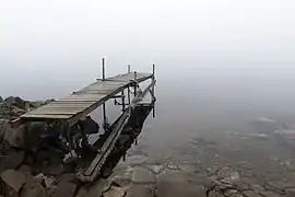 Une petite jetée dans le Brofjorden, à Holländaröd, Lysekil (commune). Mars 2018.